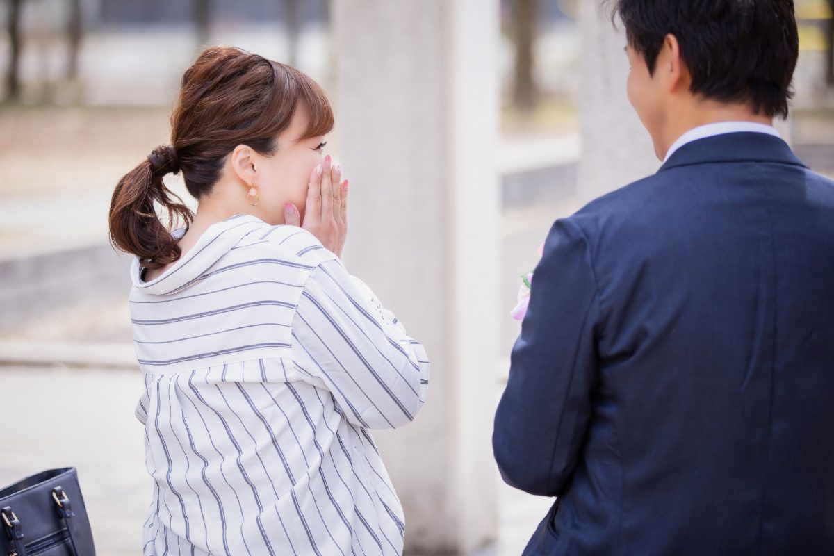 向かい合って喜ぶカップル