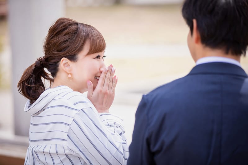 屋外で談笑する男女